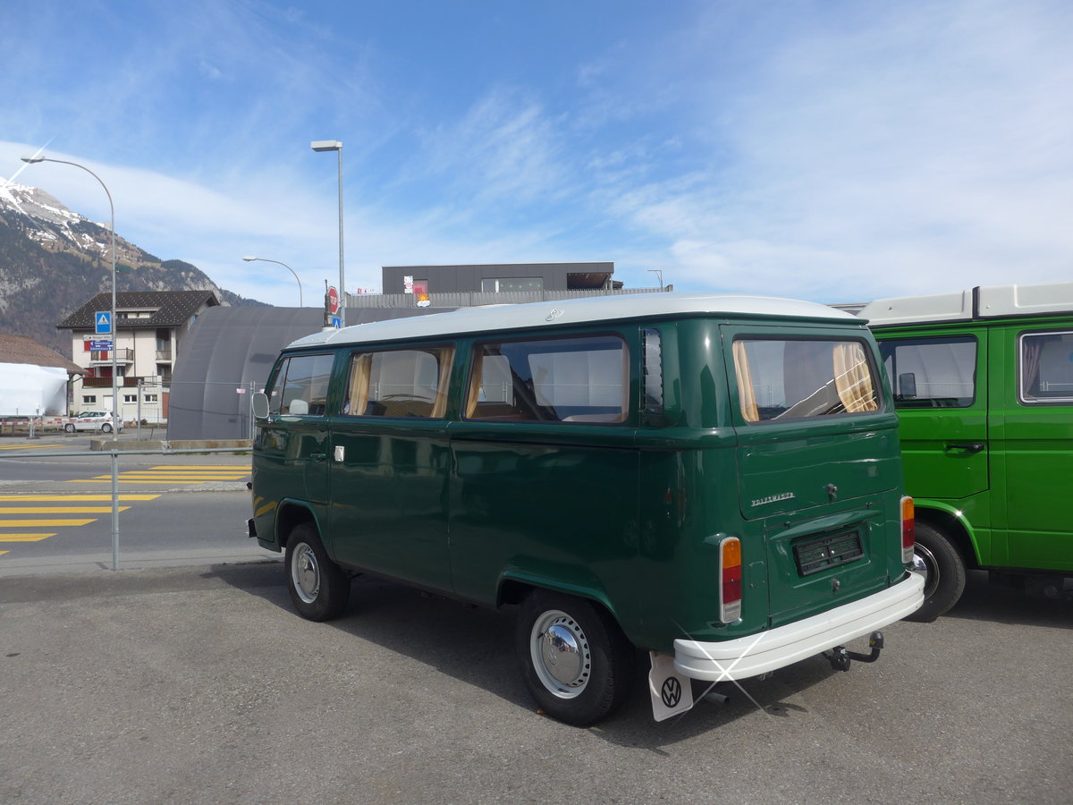 (224'073) - VW-Bus am 13. M�rz 2021 in Sarnen, Kreuzstrasse