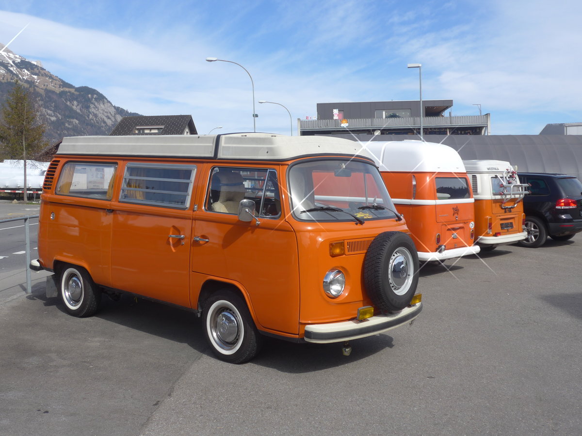 (224'074) - VW-Bus am 13. M�rz 2021 in Sarnen, Kreuzstrasse