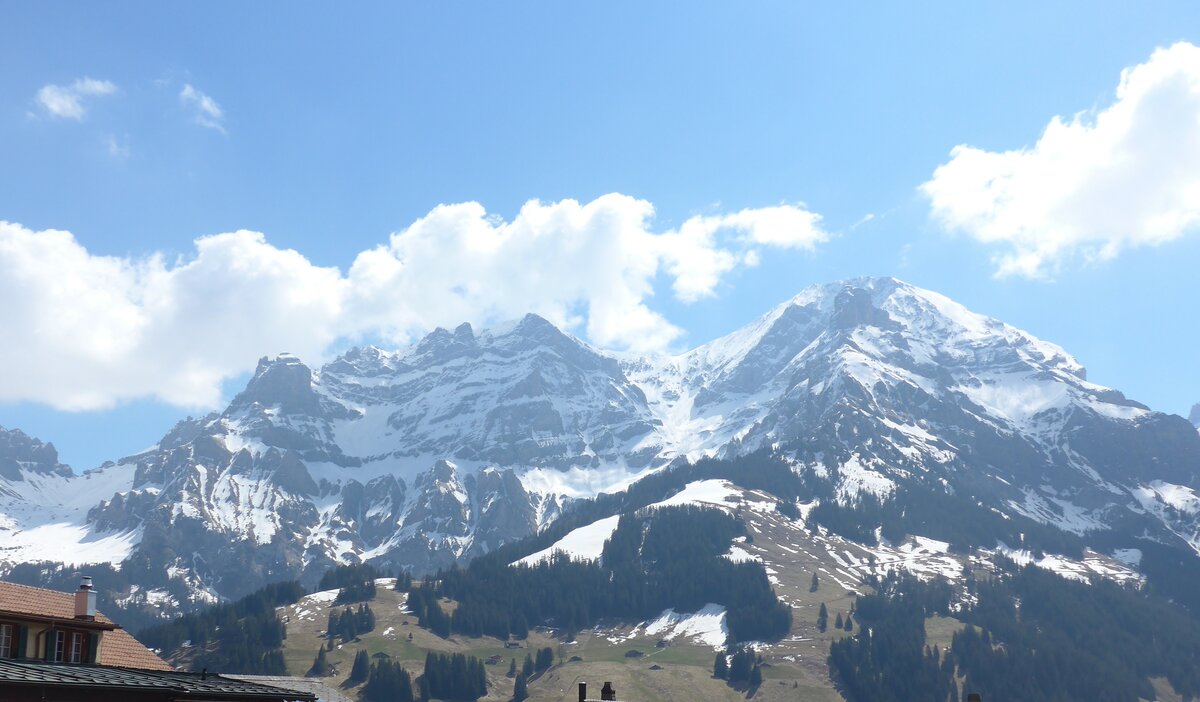 (225'226) - Das Lohnermaasiv am 25. April 2021 von Adelboden aus