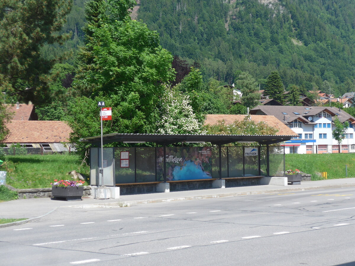 (225'927) - AFA-Haltestelle am 16. Juni 2021 beim Bahnhof Frutigen