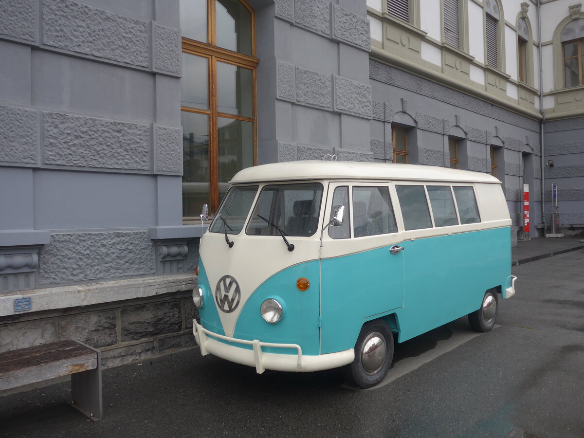 (226'150) - VW-Bus am 3. Juli 2021 beim Bahnhof Brig