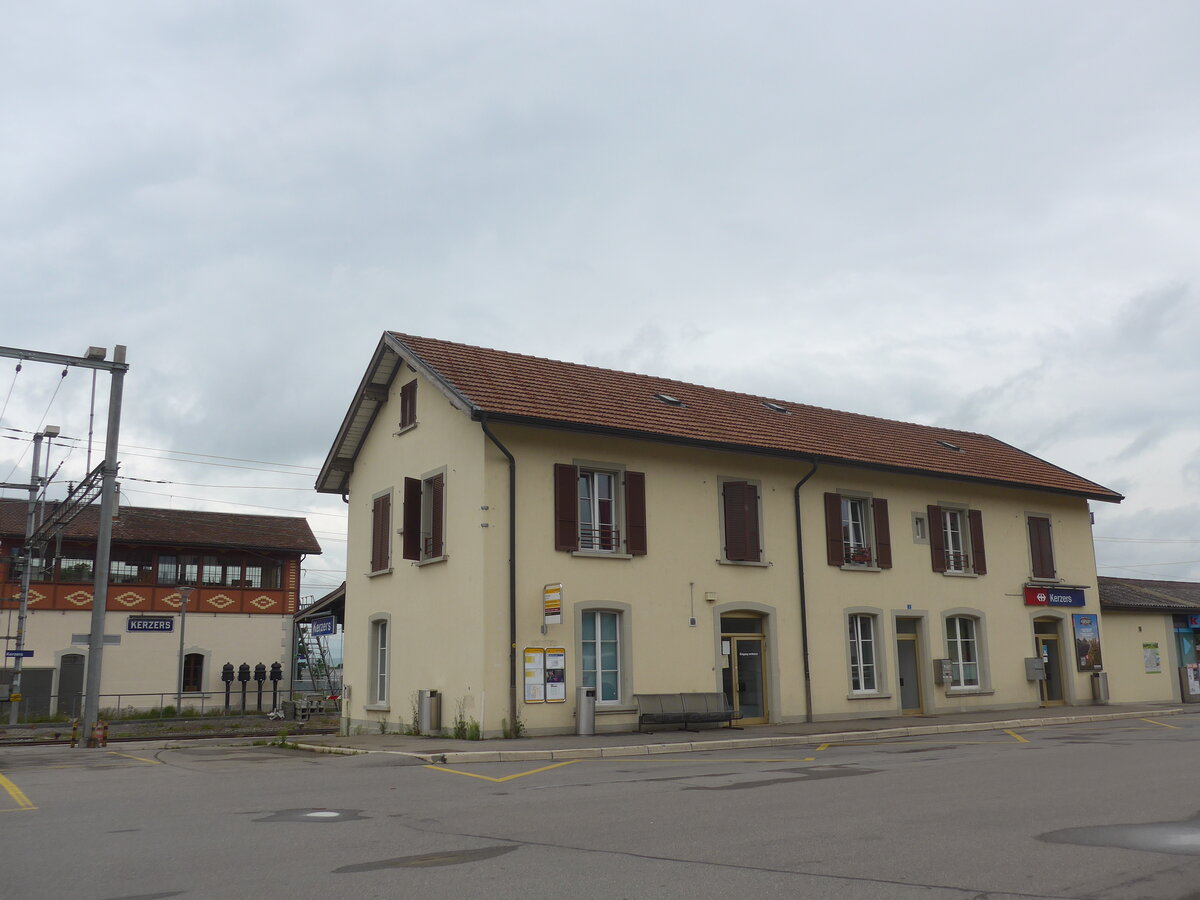 (226'206) - Der Bahnhof Kerzers am 4. Juli 2021