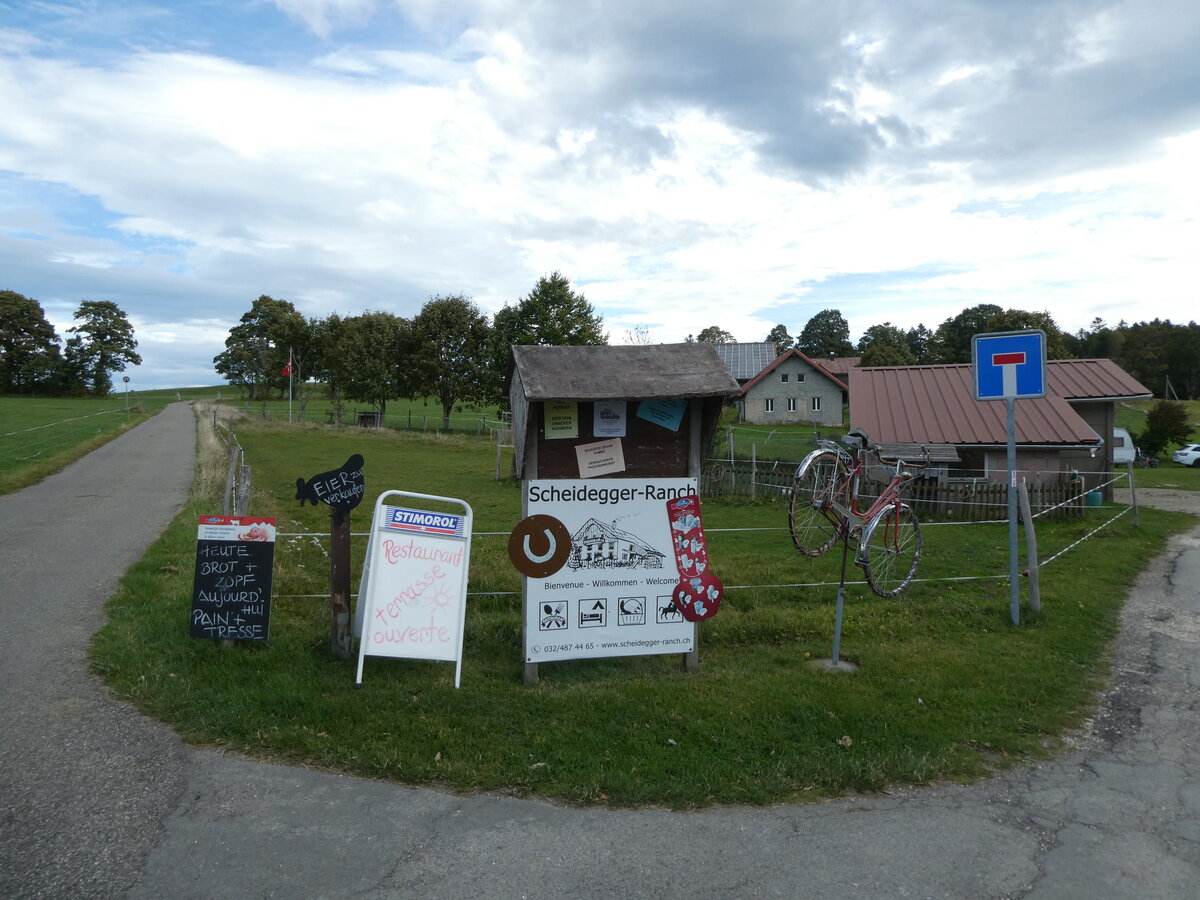 (228'653) - Plakate und Werbung auf der Scheidegger-Ranch am 3. Oktober 2021 bei Tramelan