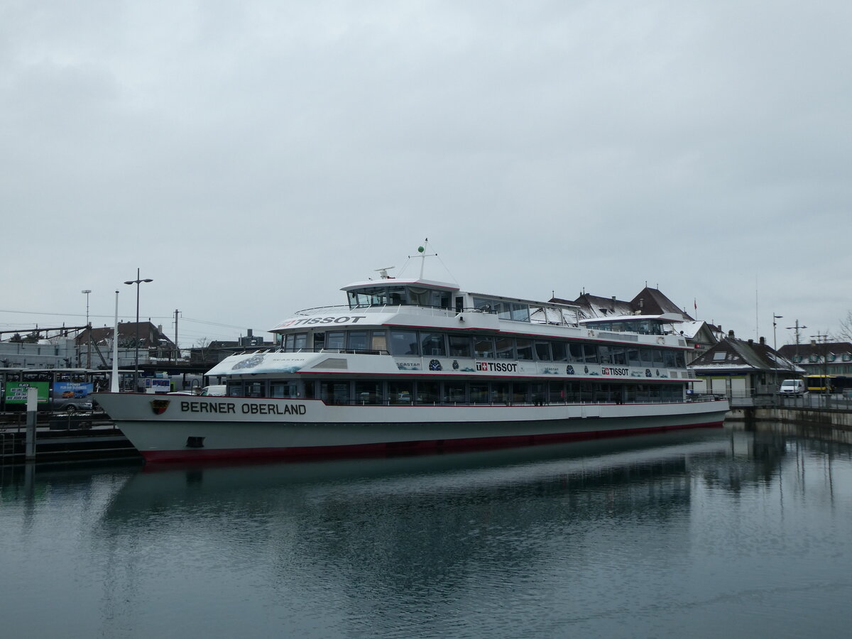 (231'072) - Motorschiff Berner Oberland am 6. Dezember 2021 an der Schiffl�ndte Thun