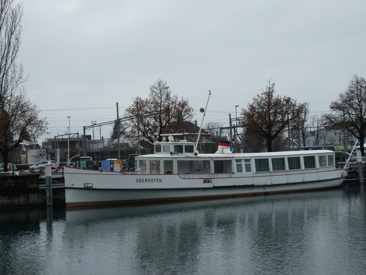 (231'076) - Motorschiff Oberhofen am 6. Dezember 2021 an der Schiffl�ndte Thun