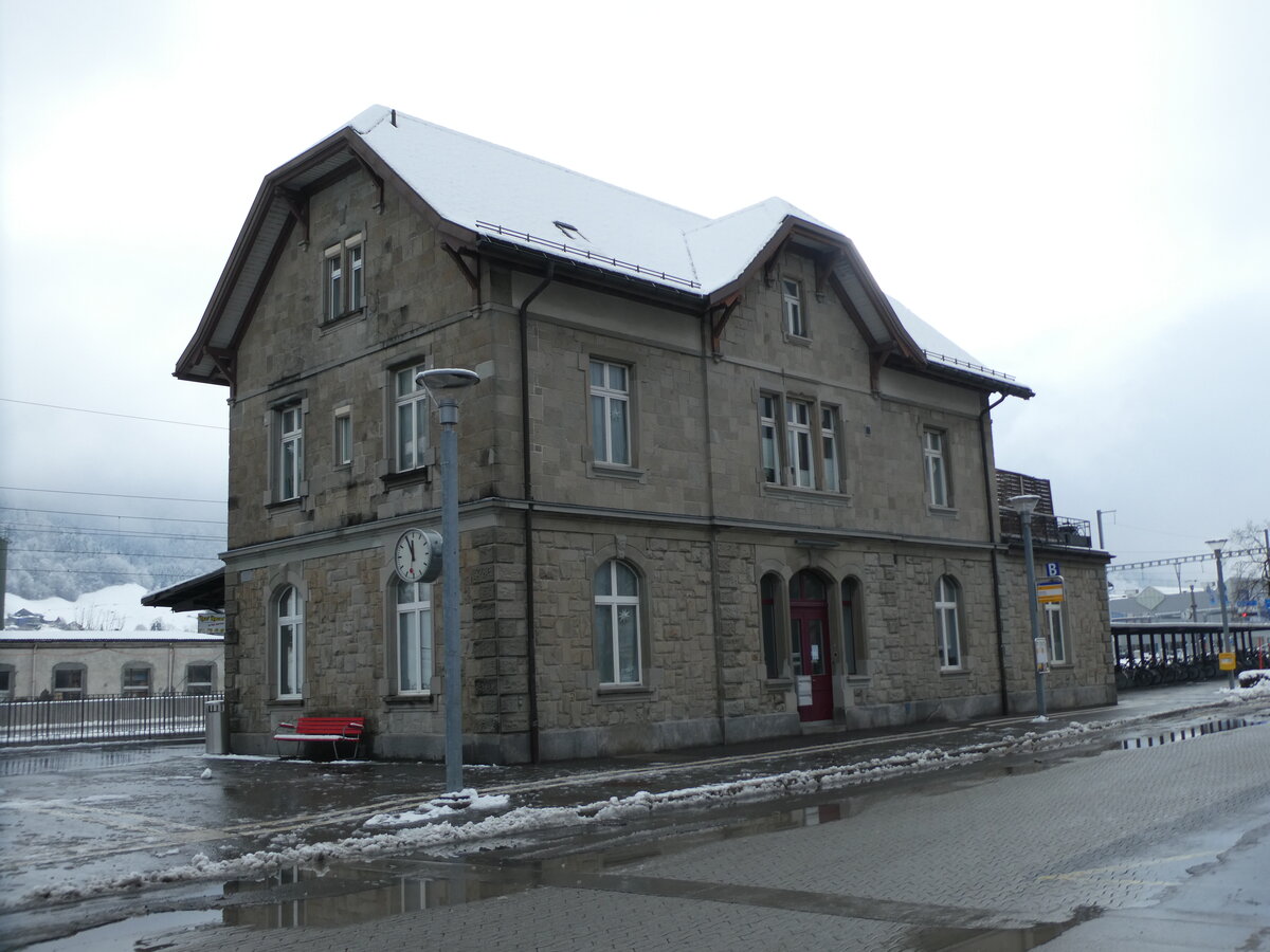 (231'971) - Der Bahnhof N�fels-Mollis am 10. Januar 2022