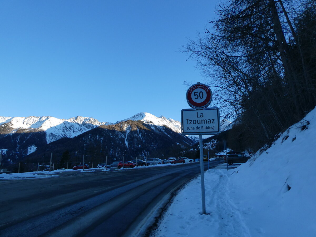 (232'145) - Ortstafel mit Geschwindigkeitsbeschr�nkung von La Tzoumaz am 19. Januar 2022