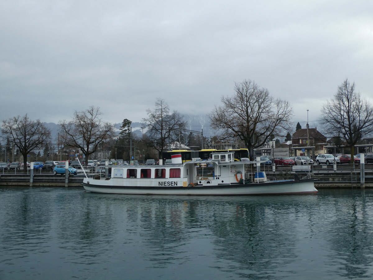 (232'153) - Motorschiff Niesen am 20. Januar 2022 an der Schiffl�ndte Thun