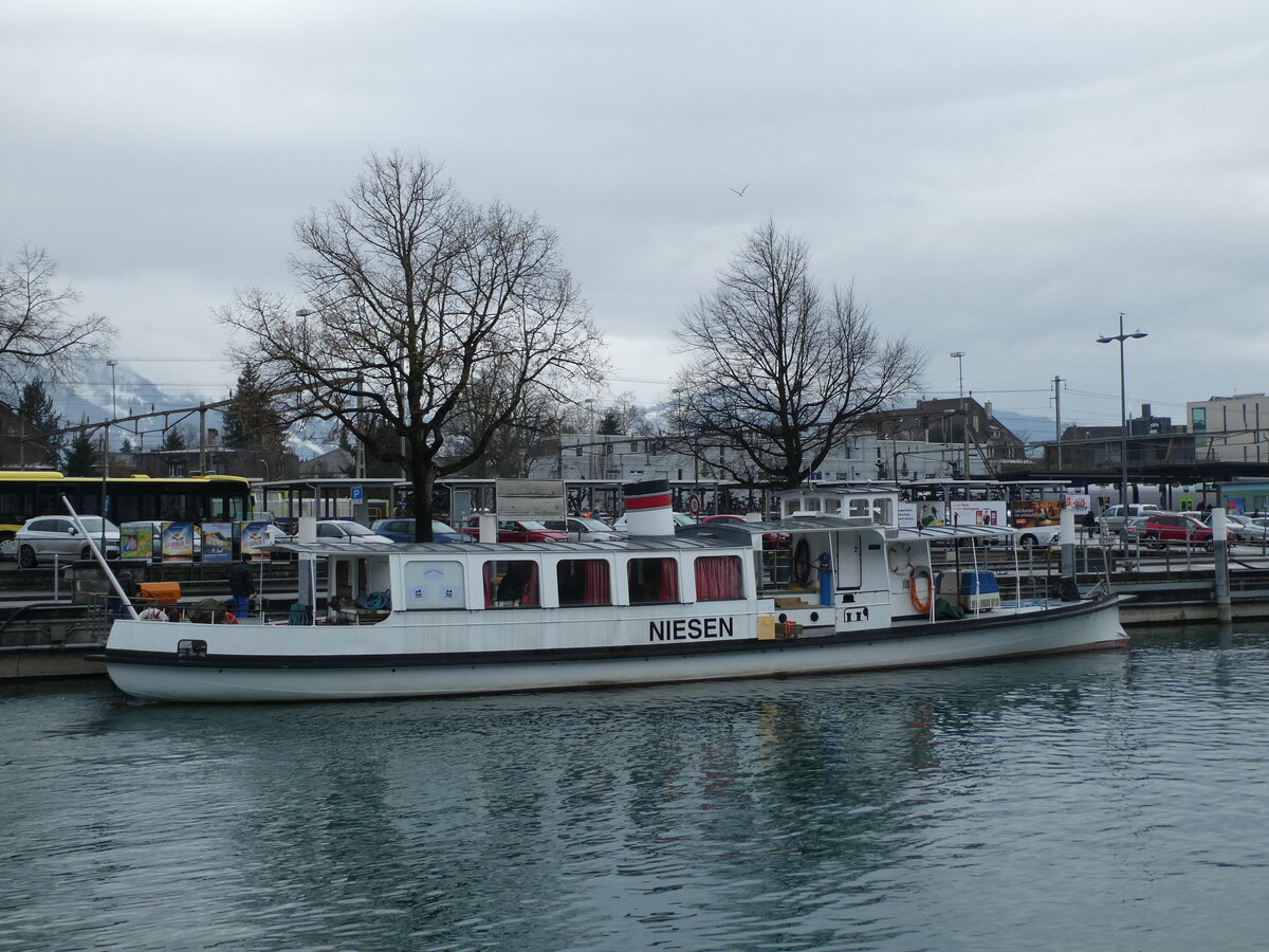 (232'154) - Motorschiff Niesen am 20. Januar 2022 an der Schiffl�ndte Thun