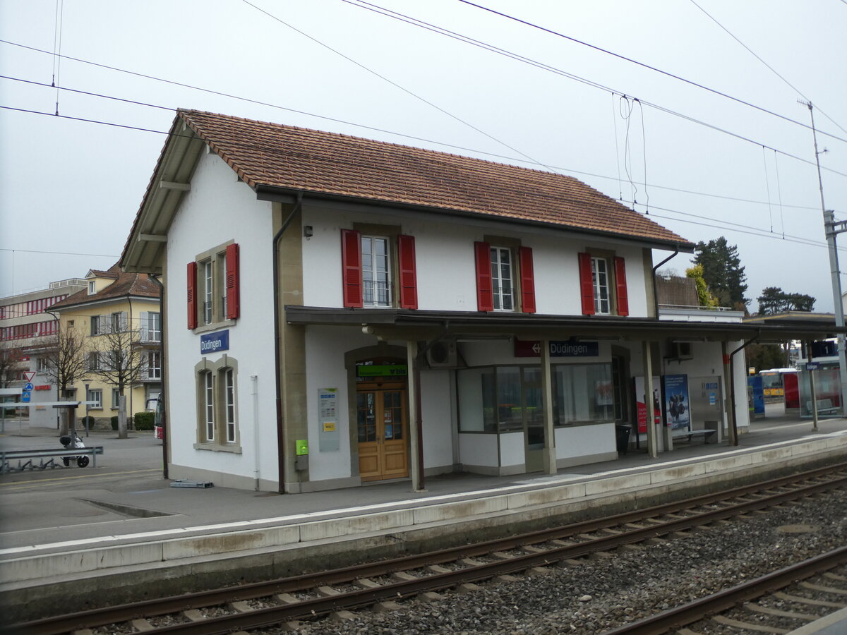 (232'737) - Der Bahnhof D�dingen am 6. Februar 2022