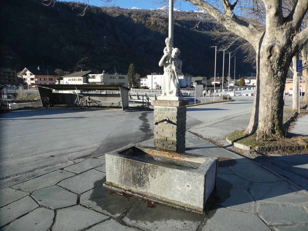 (233'133) - Brunnen am 26. September 2022 beim Bahnhof Raron