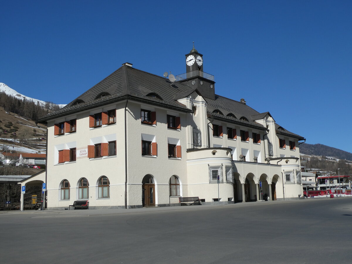 (233'700) - Der Bahnhof Scuol-Tarasp am 10. M�rz 2022