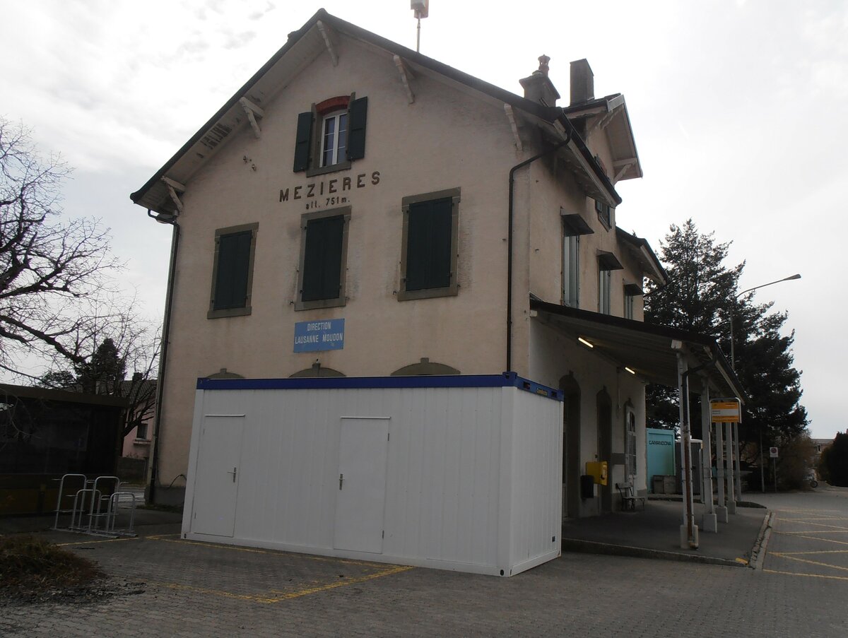 (233'916) - Der Bahnhof M�zi�res am 13. M�rz 2022