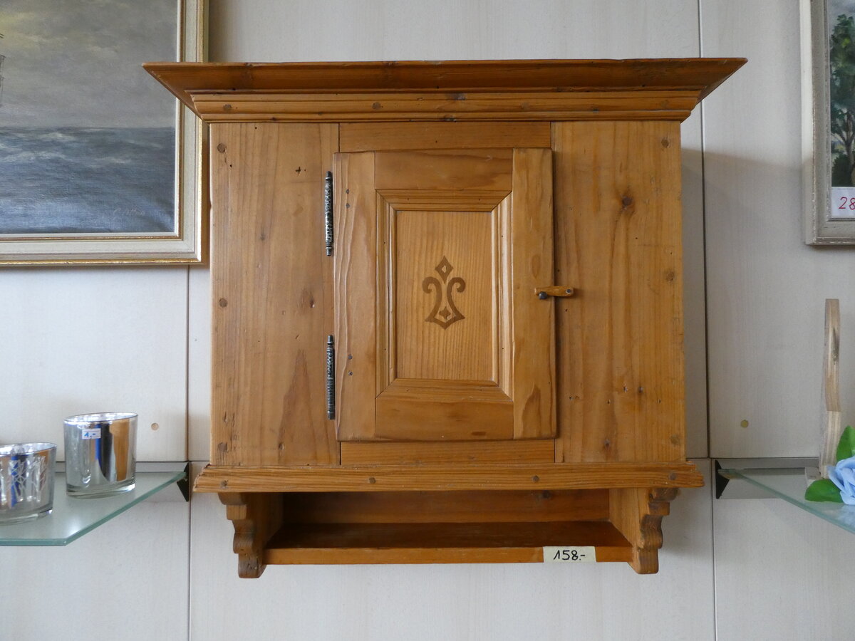 (234'795) - Altes Wandschr�nkli am 22. April 2002 im BrockiShop Thun