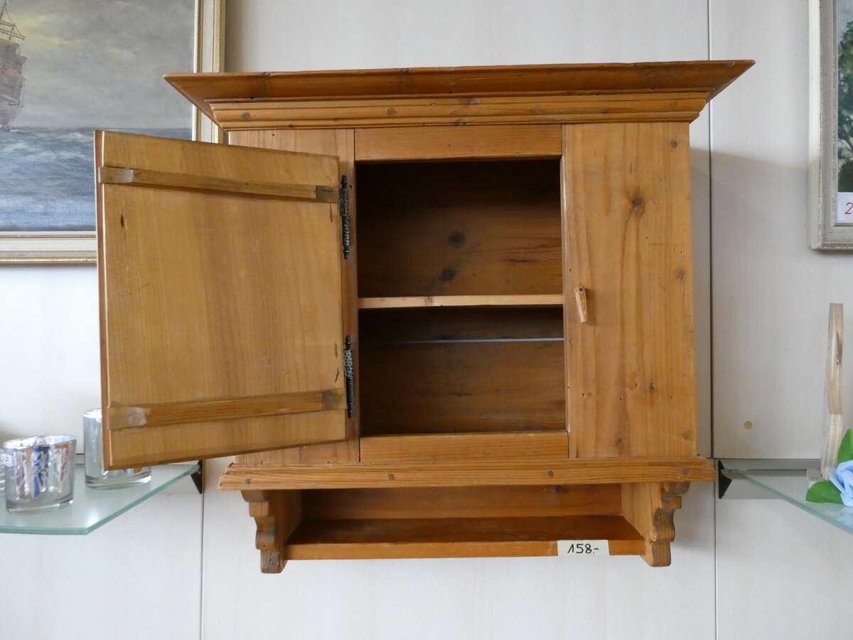 (234'796) - Altes Wandschr�nkli am 22. April 2022 im BrockiShop Thun