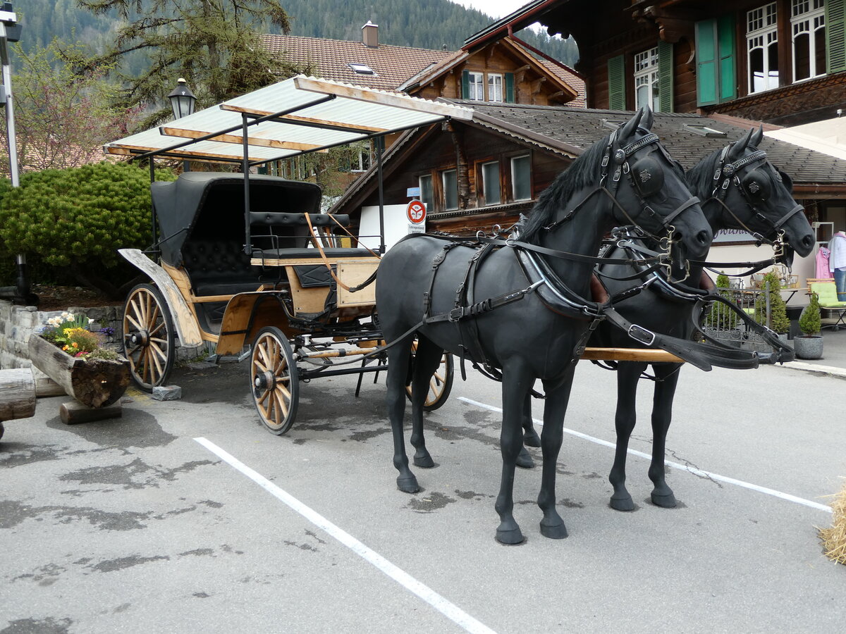 (234'852) - Pferdekutsche am 26. April 2022 beim Bahnhof Zweisimmen