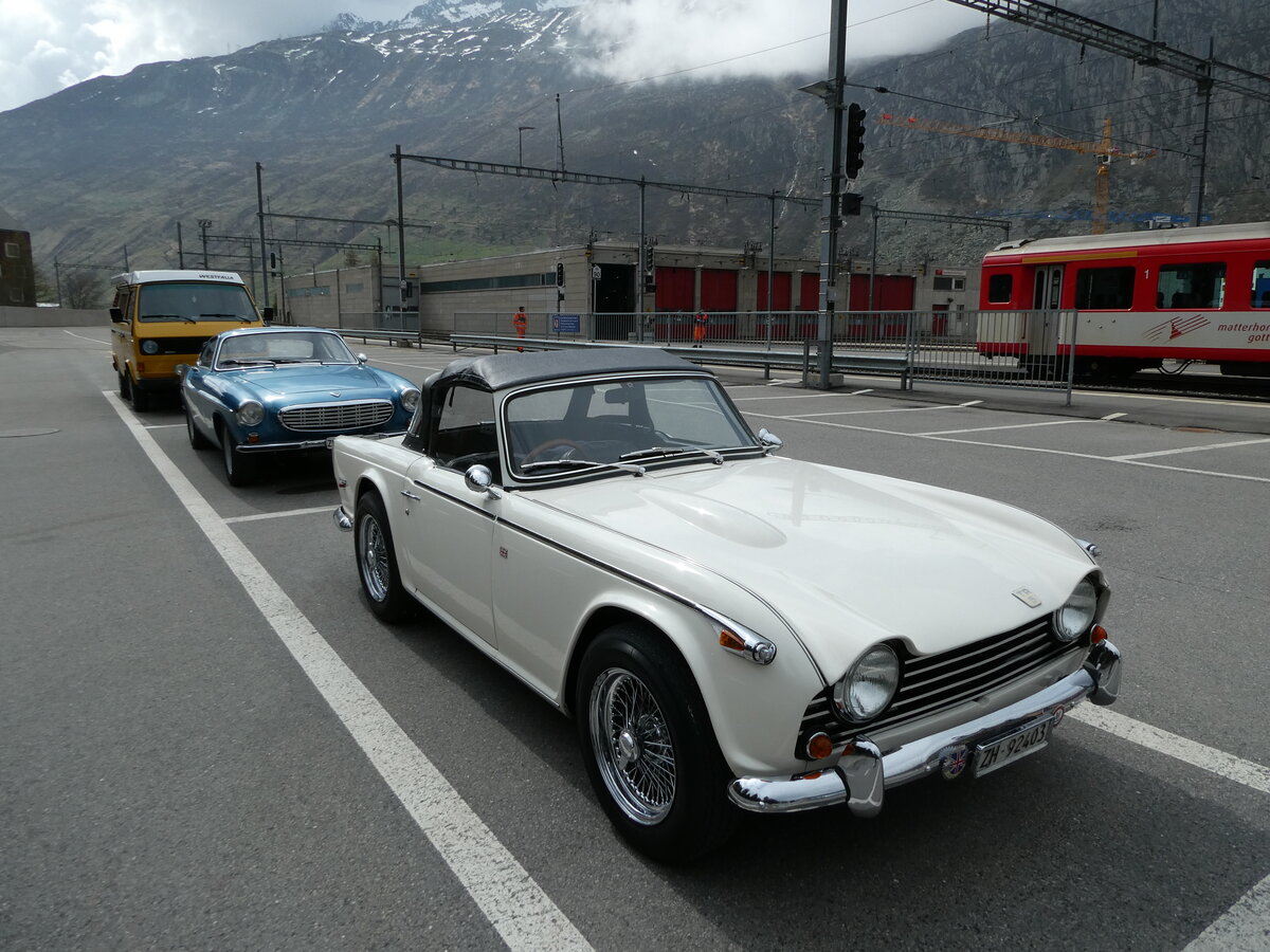 (235'496) - Triumph - ZH 92'403 - am 8. Mai 2022 beim Bahnhof Andermatt 