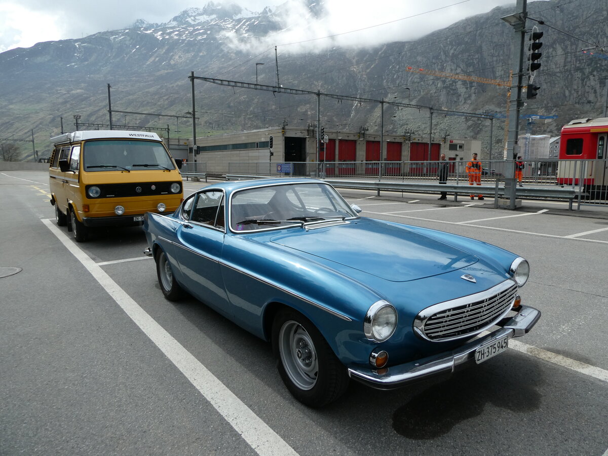 (235'498) - Volvo - ZH 375'945 - am 8. Mai 2022 beim Bahnhof Andermatt