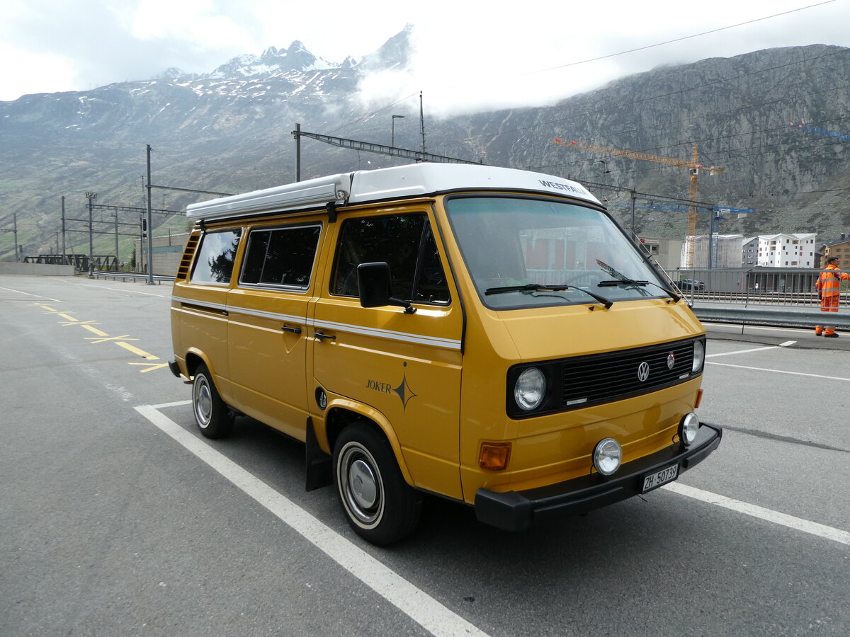 (235'501) - VW-Bus - ZH 50'739 - am 8. Mai 2022 beim Bahnhof Andermatt