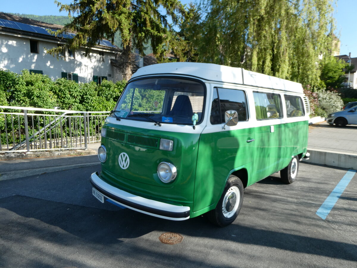 (235'573) - VW-Bus - NE 53'233 - am 15. Mai 2022 beim Bahnhof St-Blaise
