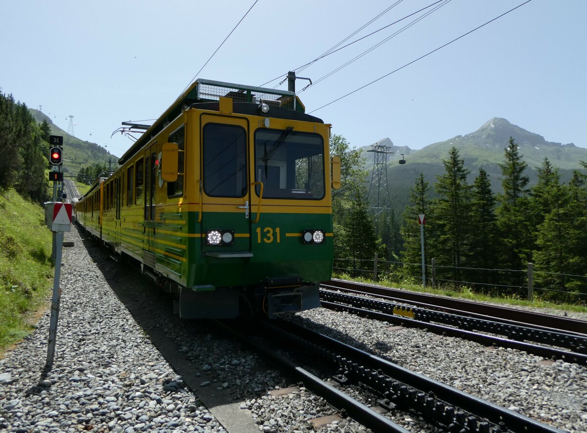 (237'238) - WAB-Pendelzug - Nr. 131 - am 18. Juni 2022 im Bahnhof Grindelwald-Alpiglen