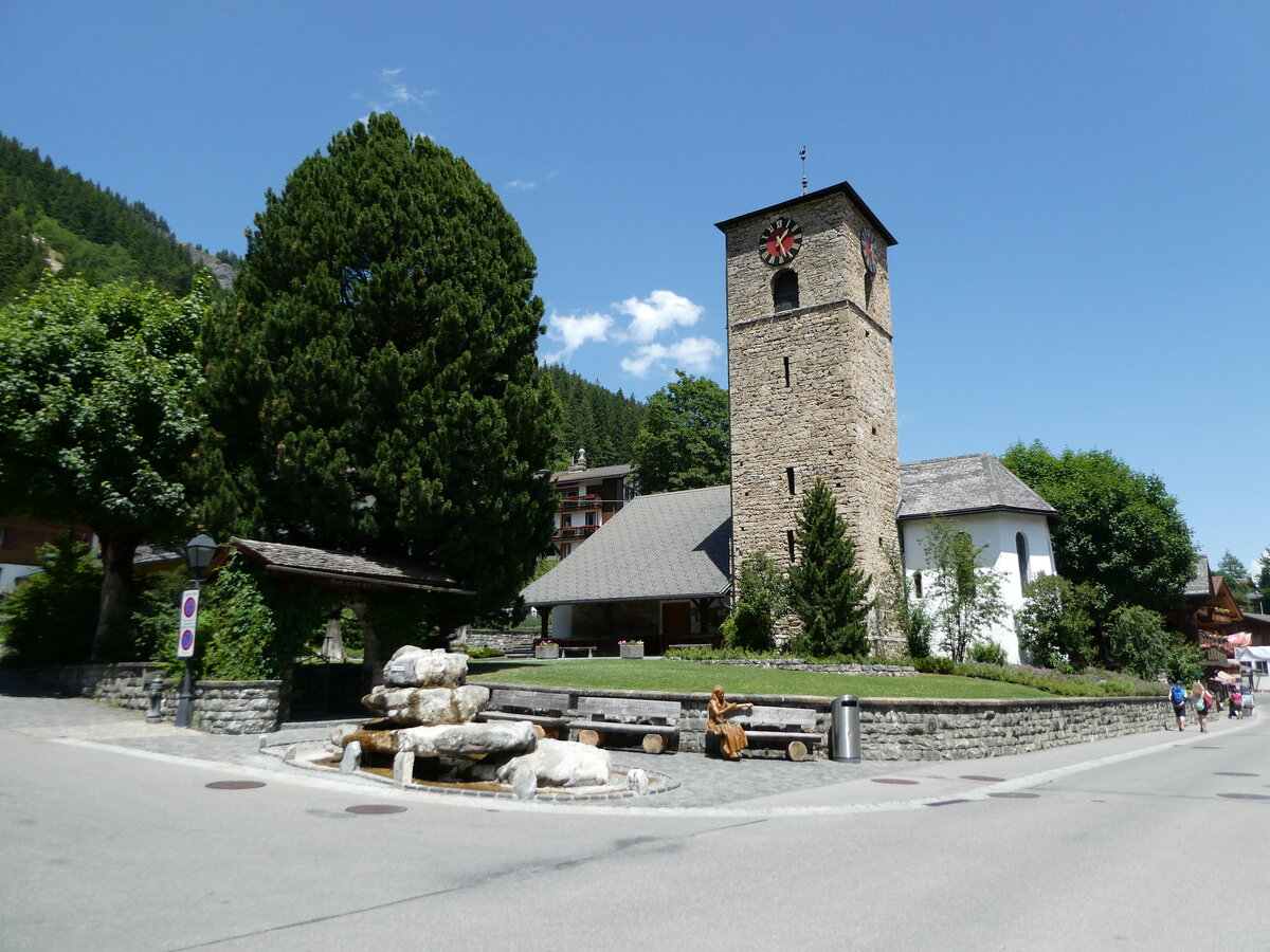 (237'299) - Die Dorfkirche am 19. Juni 2022 in Adelboden