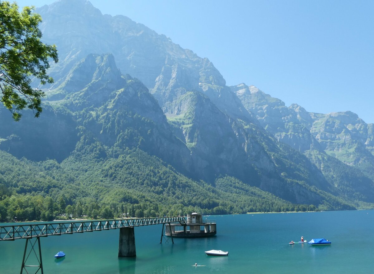 (238'243) - Der Kl�ntalersee mit Steg am 17. Juli 2022 in Kl�ntal