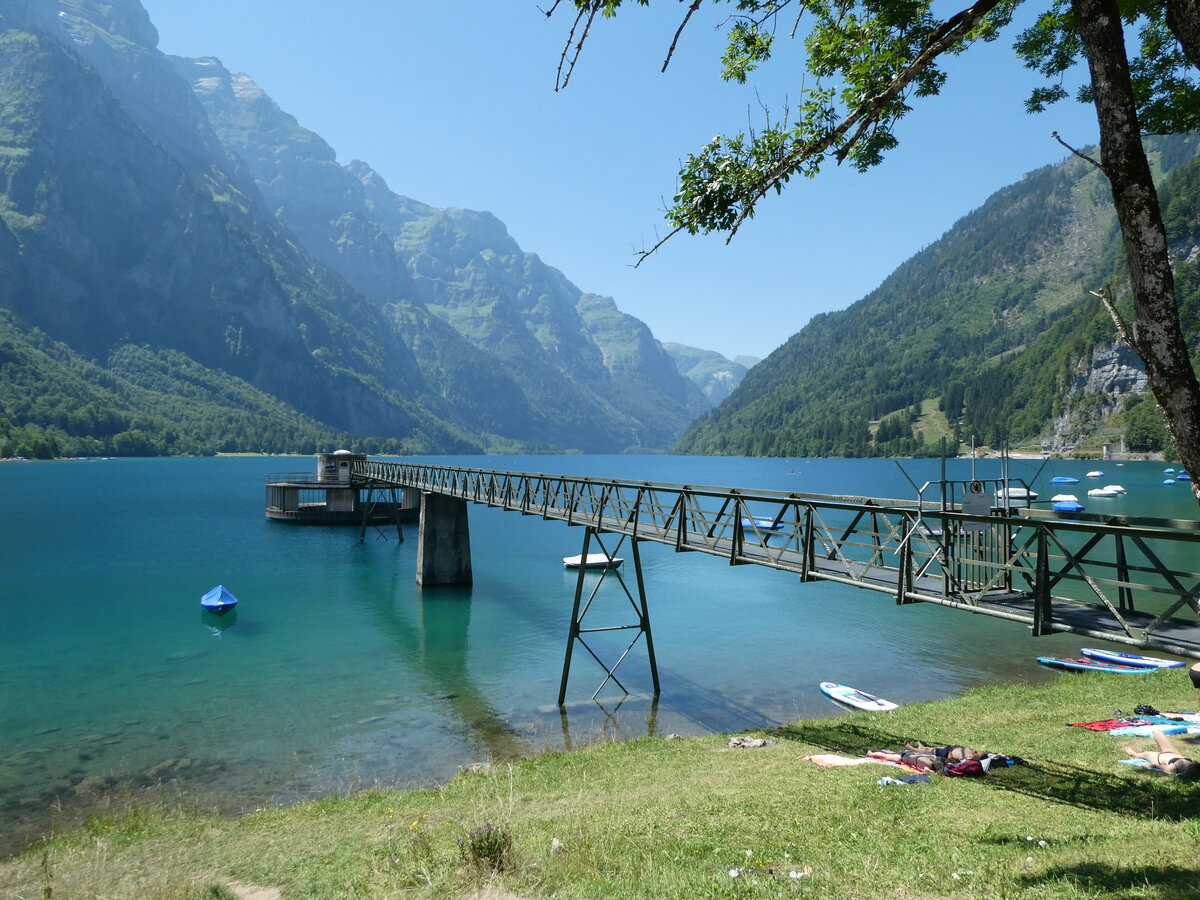 (238'247) - Der Kl�ntalersee mit Steg am 17. Juli 2022 in Kl�ntal