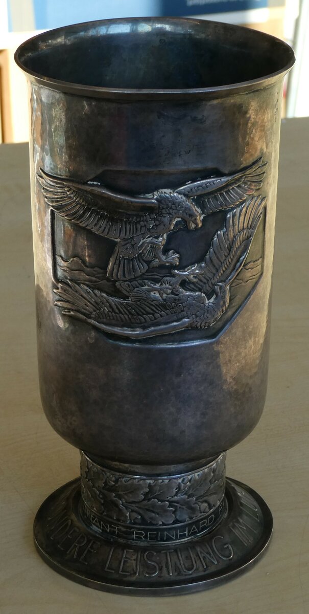 (238'481) - Feinsilber Alpaka Becher f�r besondere Leistung im Luftkrieg vom 2. Oktober 1942 am 28. Juli 2022 im BrockiShop Thun