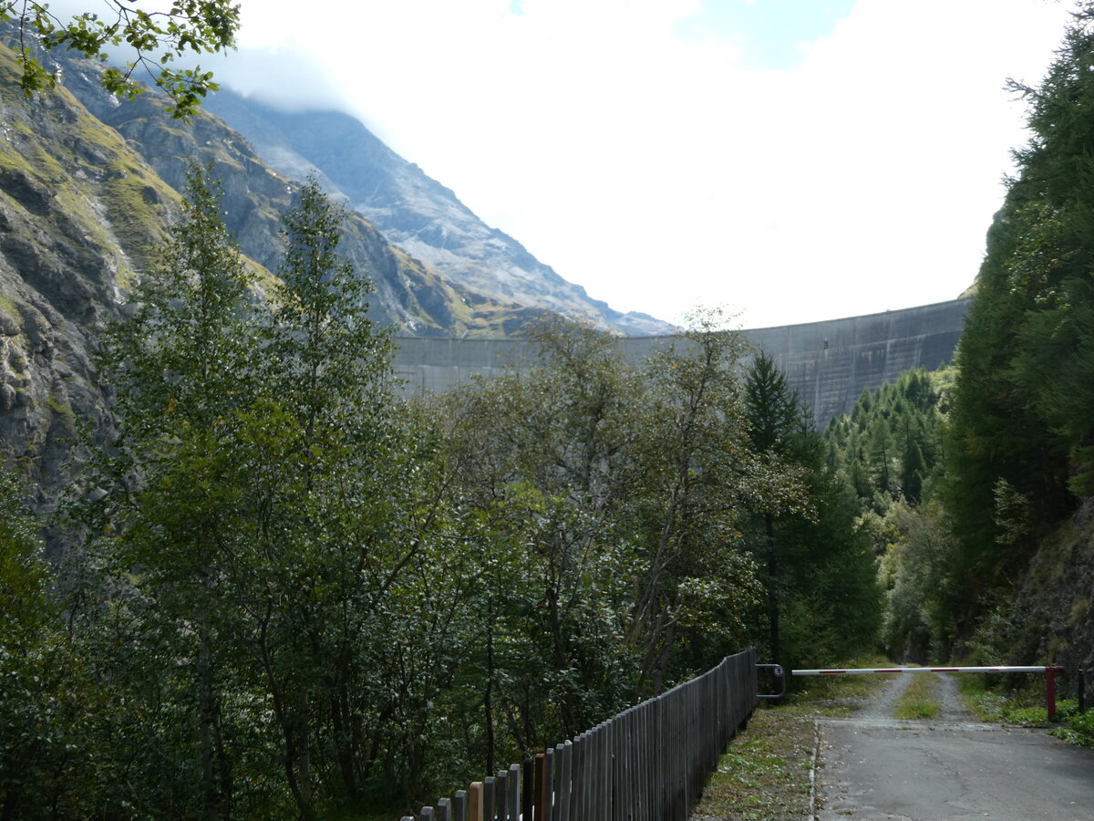 (239'929) - Staumauer am 4. September 2022 in Mauvoisin