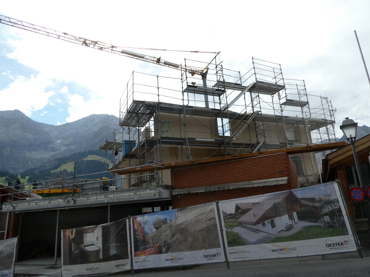 (239'963) - Ehemaliger Coop und Wohnhaus beim Abbruch am 6. September 2022 in Adelboden, Landstrasse
