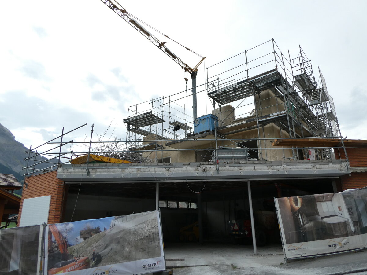 (239'967) - Ehemaliger Coop und Wohnhaus beim Abbruch am 6. September 2022 in Adelboden, Landstrasse