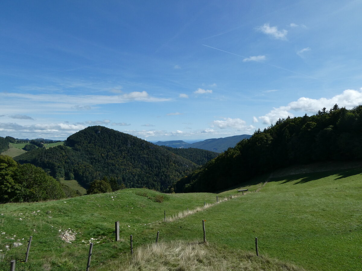 (240'110) - Ausblick vom hinteren Brandberg am 18. September 2022 bei Herbetswil