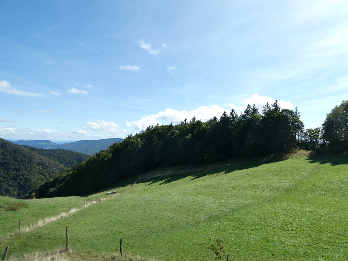 (240'111) - Ausblick vom hinteren Brandberg am 18. September 2022 bei Herbetswil