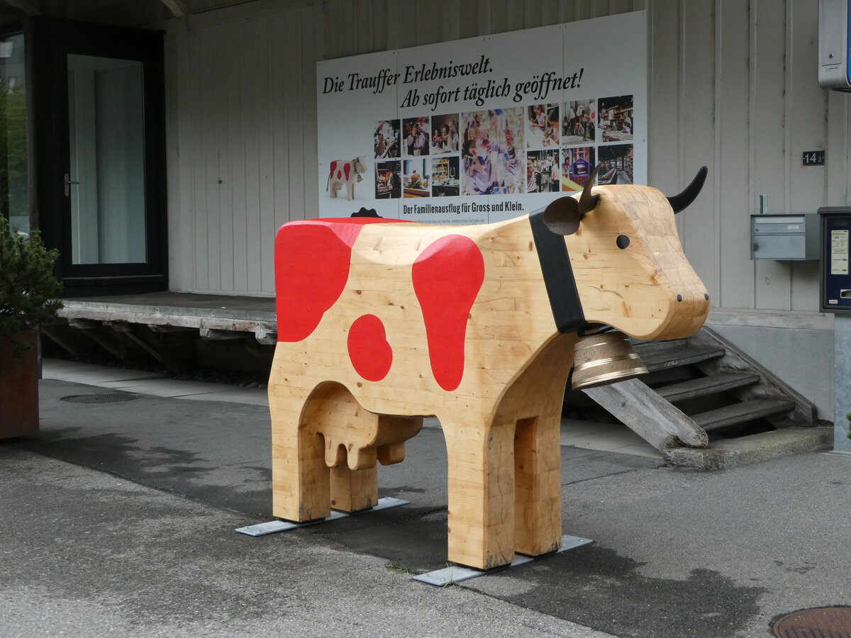 (240'249) - Trauffer-Holzkuh am 25. September 2022 beim Bahnhof Meiringen