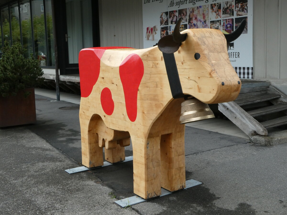 (240'250) - Trauffer-Holzkuh am 25. September 2022 beim Bahnhof Meiringen