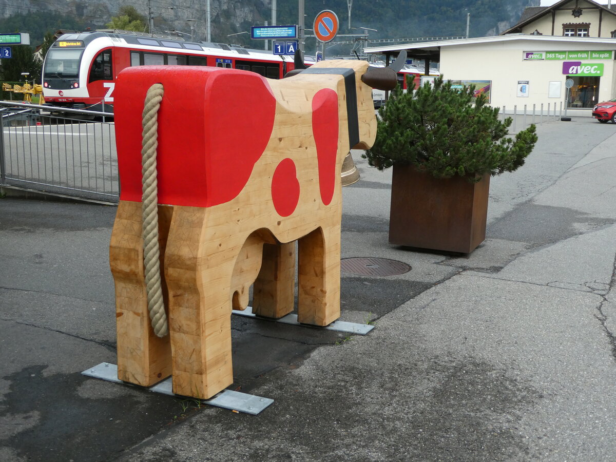 (240'251) - Trauffer-Holzkuh am 25. September 2022 beim Bahnhof Meiringen