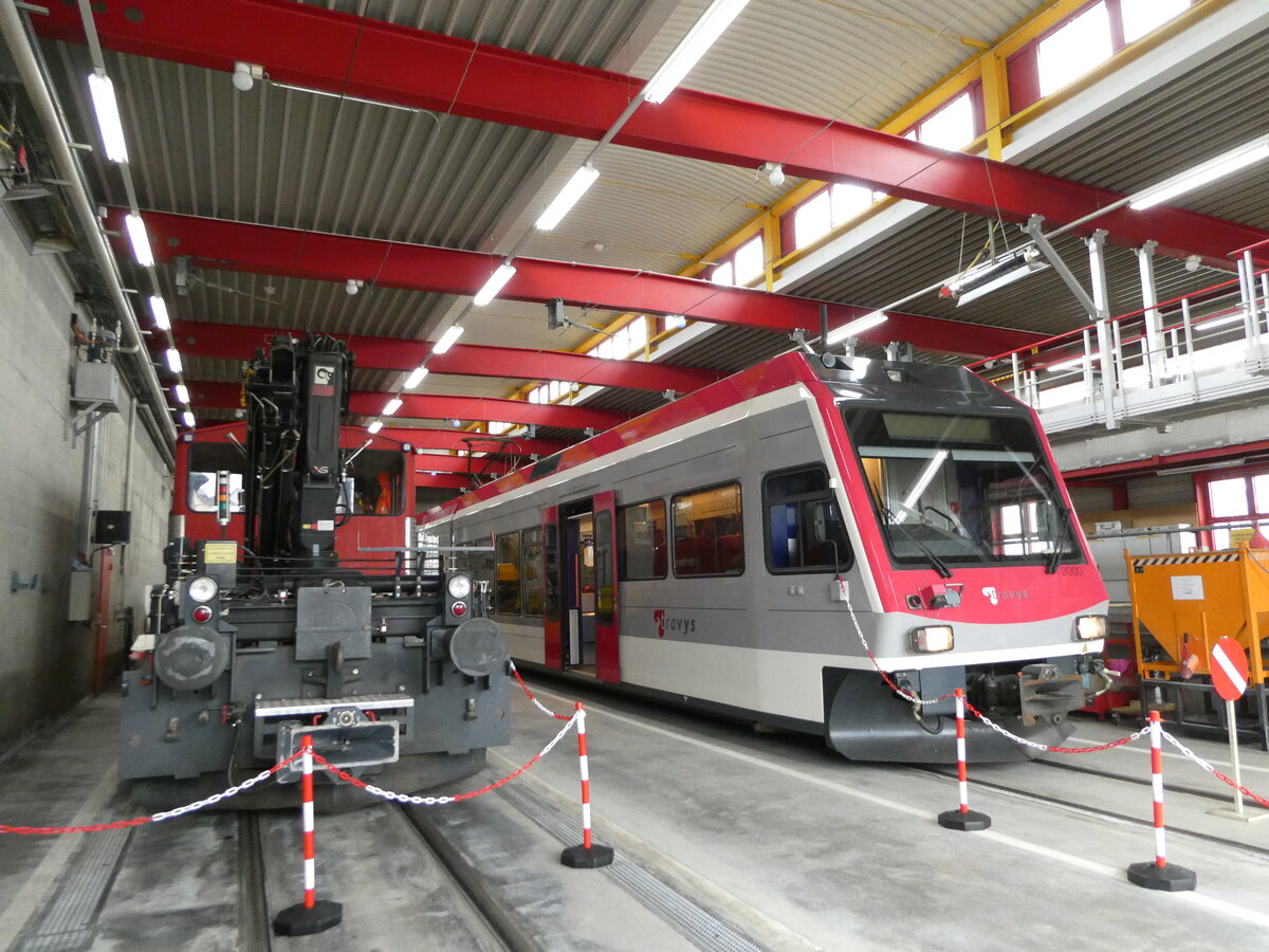(240'504) - TRAVYS-Rangierlokomotive - Nr. 23 - und -Pendelzug - Nr. 2000 - am 2. Oktober 2022 in Yverdon, D�p�t