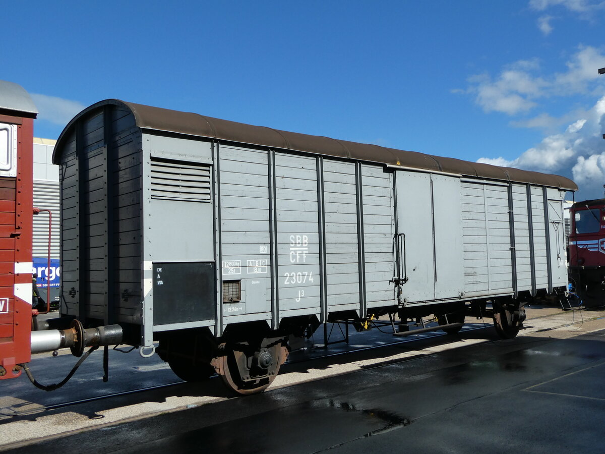 (240'541) - SBB-G�terwagen - Nr. 23'074 - am 2. Oktober 2022 in Yverdon, D�p�t