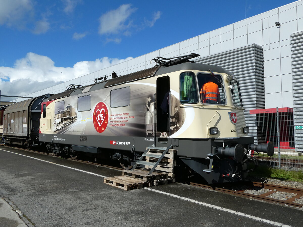 (240'543) - SBB-Lokomotive - Nr. 420'251-1 - am 2. Oktober 2022 in Yverdon, D�p�t