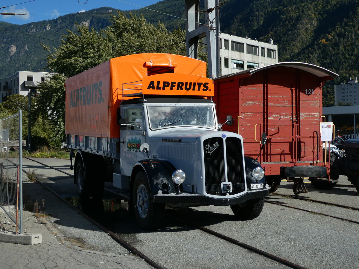 (240'574) - Alpfruits, V�troz - VS 10'107 - Saurer am 2. Oktober 2022 beim Bahnhof Martigny