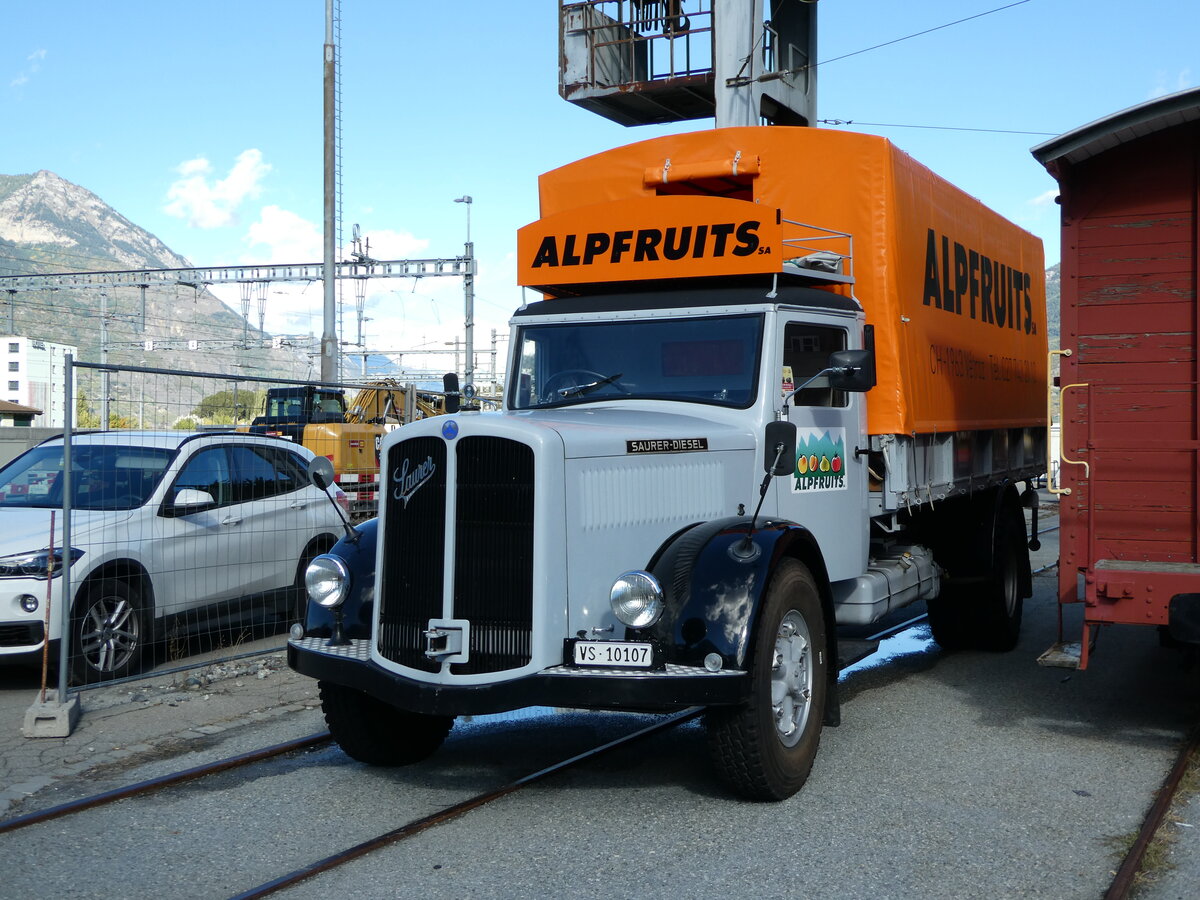 (240'575) - Alpfruits, V�troz - VS 10'107 - Saurer am 2. Oktober 2022 beim Bahnhof Martigny