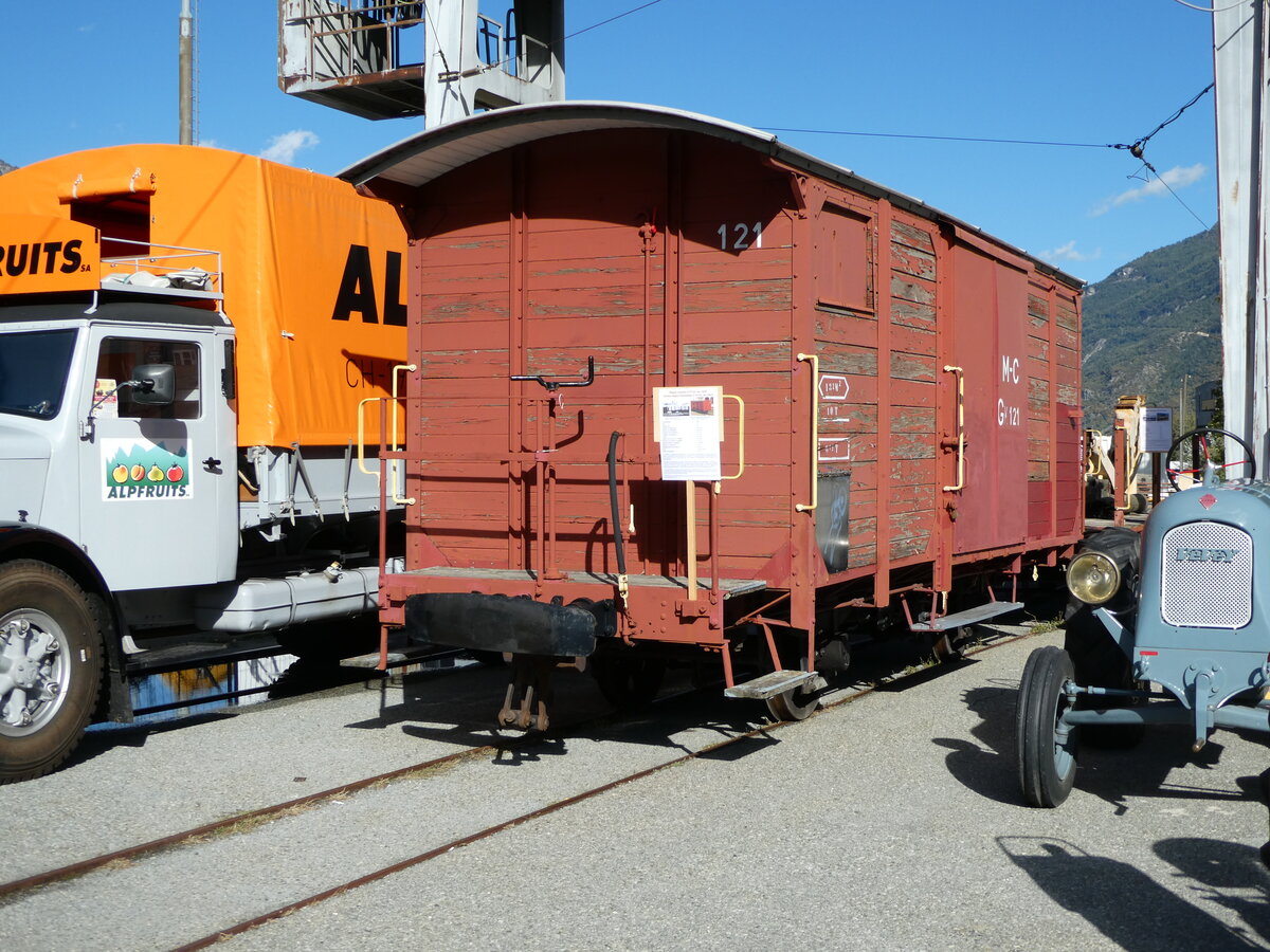 (240'578) - MC-G�terwagen - Nr. 121 - am 2. Oktober 2022 beim Bahnhof Martigny