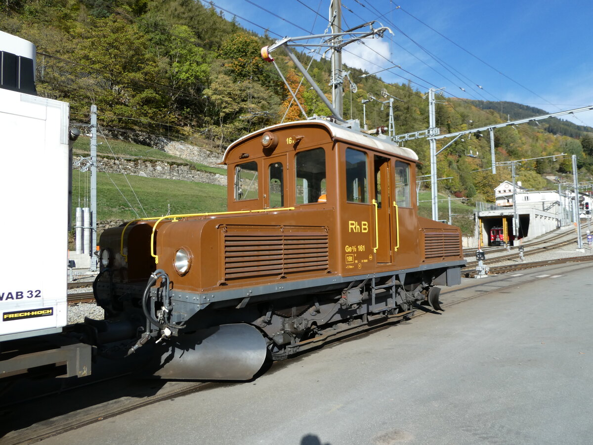 (241'198) - RhB-Rangierlokomotive - Nr. 161 - am 13. Oktober 2022 im Bahnhof Poschiavo