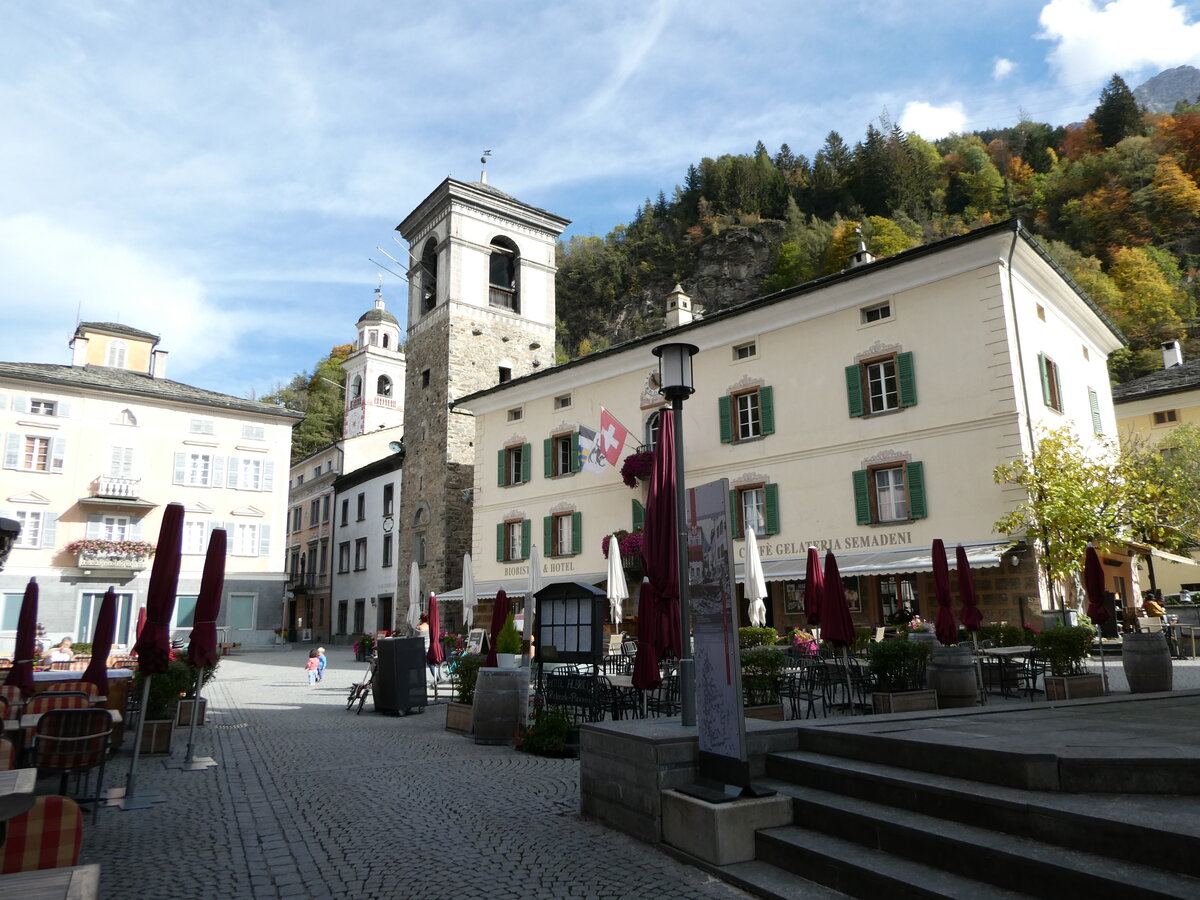 (241'204) - Dorfplatz am 13. Oktober 2022 in Poschiavo