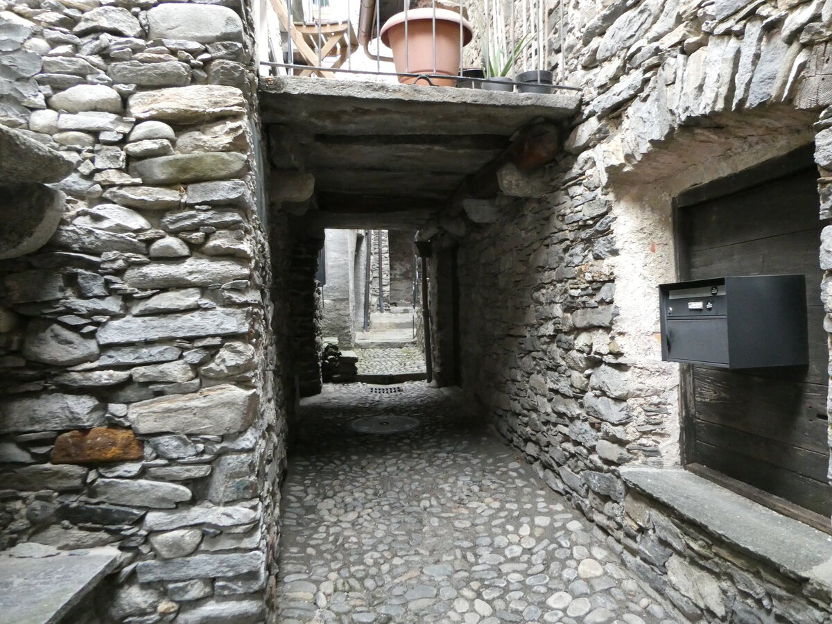 (241'355) - Gasse am 14. Oktober 2022 in Intragna