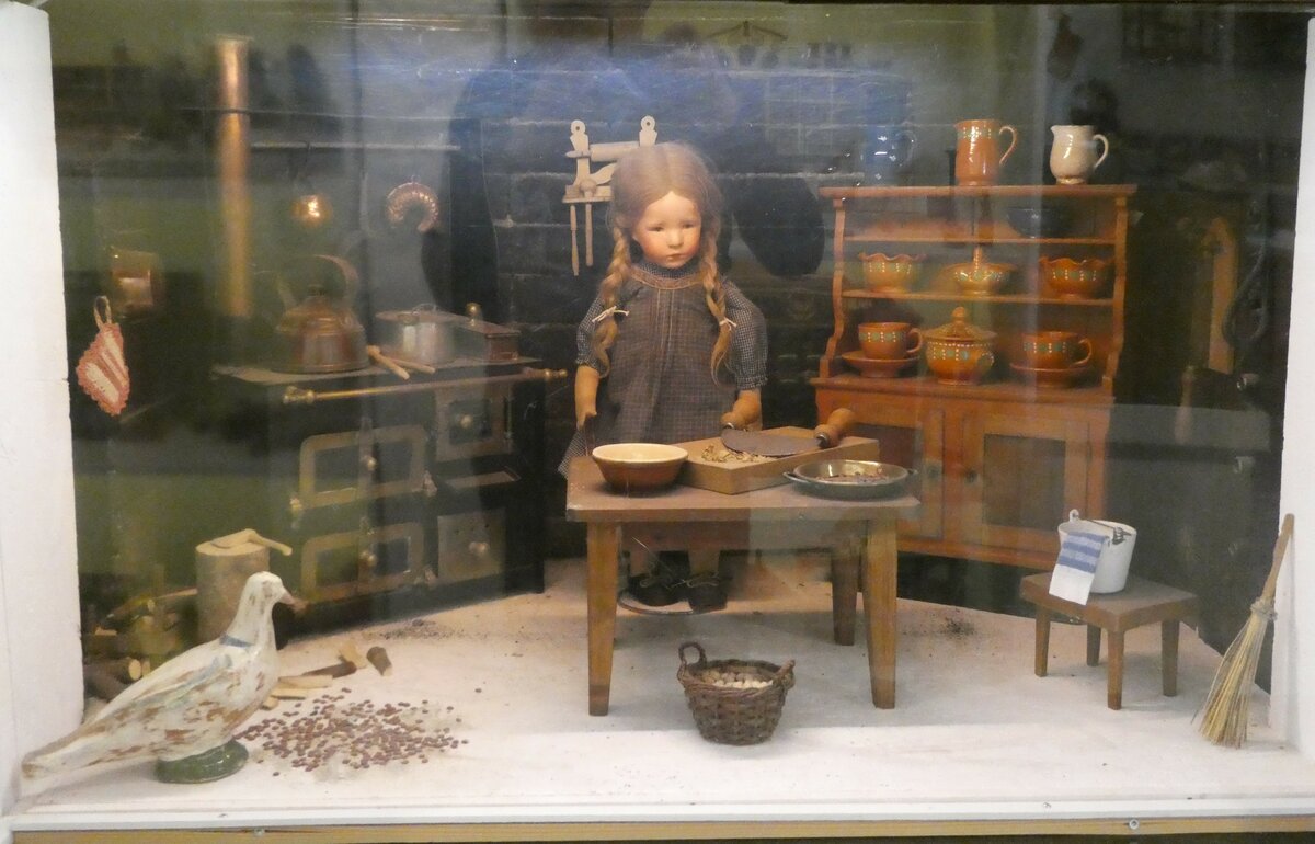 (241'529) - Puppenk�che am 18. Oktober 2022 in Spiez, Spielzeugmuseum