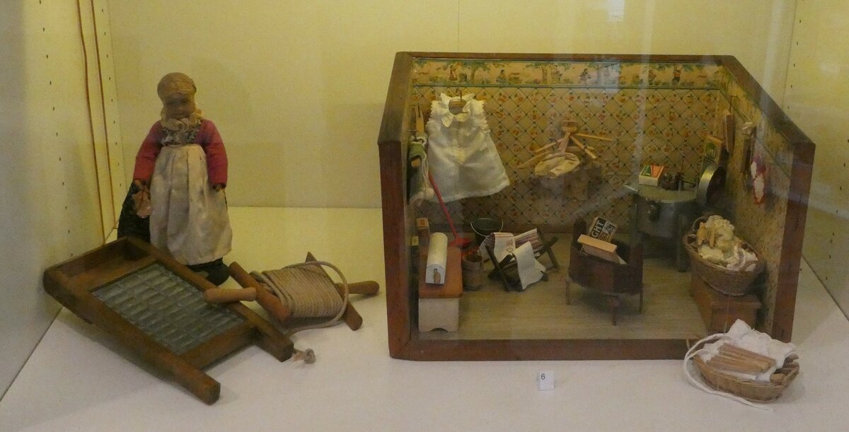 (241'532) - Waschk�che am 18. Oktober 2022 in Spiez, Spielzeugmuseum