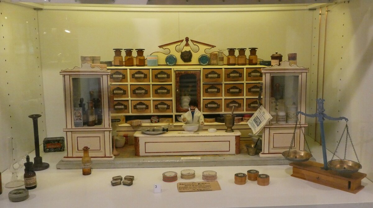 (241'535) - Apothekerladen am 18. Oktober 2022 in Spiez, Spielzeugmuseum