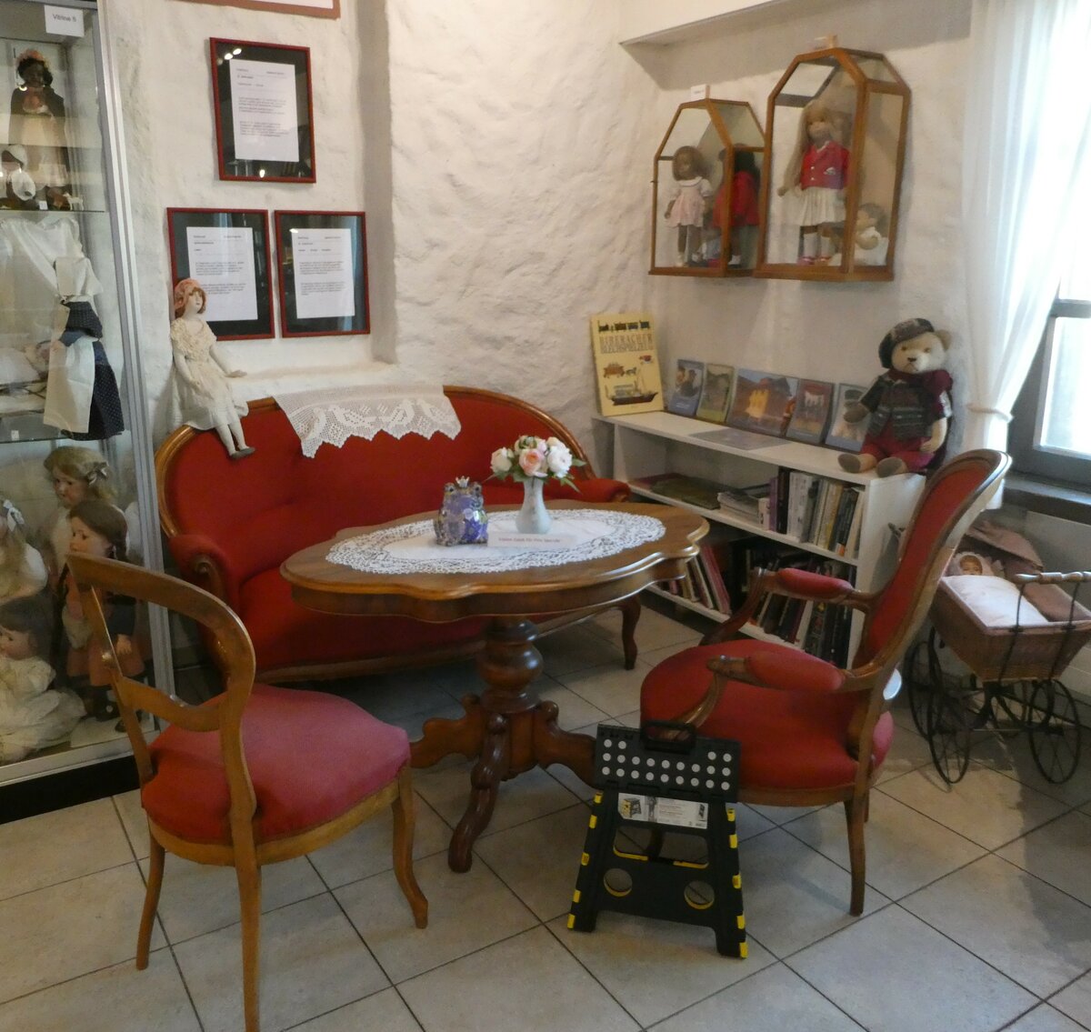 (241'539) - Sitzgruppe am 18. Oktober 2022 in Spiez, Spielzeugmuseum